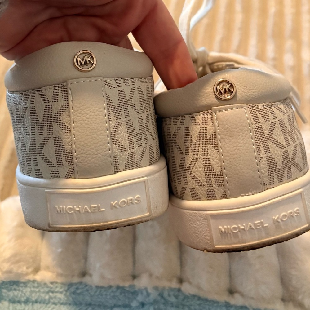 Michael Kors Cream Monogram Sneakers. Tags says 5 but fit like women’s 7.5 - Picture 2 of 3